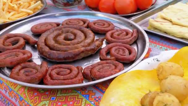 Las salchichas están en el mostrador de la tienda. Comida callejera . — Vídeos de Stock