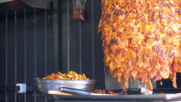 Shawarma je připraven. Maso na rožni. Turecké jídlo, arabské rychlopotravinářské. — Stock video