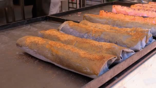 Street Food. Cocinado Shawarma se encuentra en el mostrador de una tienda de comida callejera — Vídeo de stock