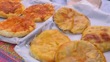 Hazırlık Pasties, Chebureks veya Tortilla Et Doldurma ile Sokak Dükkanı Bir Tezgah üzerinde yalan.