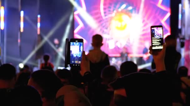 Persone al concerto musicale Registrazione di video su smartphone . — Video Stock