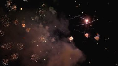 Gece Gökyüzünde Havai Fişekler Parlıyor. 180 fps yavaş hareket. Duman ile Gerçek Havai Fişek