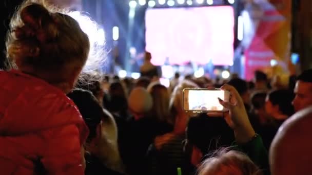 Människor på musik konsert inspelning video på smartphones. — Stockvideo