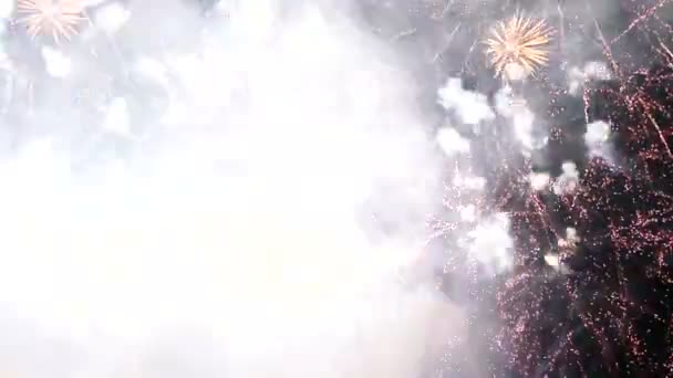 Feuerwerk am Nachthimmel. Zeitlupe in 180 fps. echtes Feuerwerk mit Rauch — Stockvideo