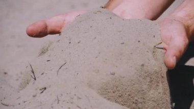 Kum Yavaş Hareket Plajda Erkek Ellerinden Düşen. Erkeklerin elinde kirli kum