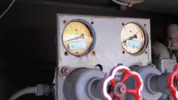 Água da torneira industrial vermelha e indicadores de pressão no caminhão de bombeiros . — Vídeo de Stock