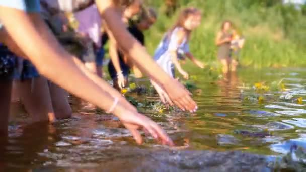 Celebração de Ivan Kupala. Meninas e mulheres colocam grinaldas na água. Tradição popular — Vídeo de Stock