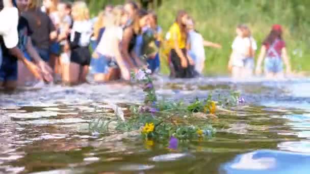 Celebración de Ivan Kupala. Las niñas y las mujeres ponen coronas en el agua. Tradición popular — Vídeo de stock