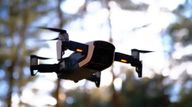 Havada Kameralı Drone. Ormanda yerden uçar. Yavaş Çekim