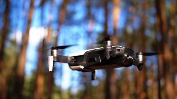 Drone met een camera zweeft in de lucht boven de grond in het bos. Slow Motion. — Stockvideo