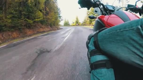 Motocyklista jedzie wzdłuż Scenic Mountain krzywe Road. Widok z boku. Pov. — Wideo stockowe