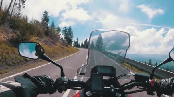 Motociclista Passeios em uma bela paisagem Mountain Road na Eslováquia. Estrada da Serpentina — Vídeo de Stock