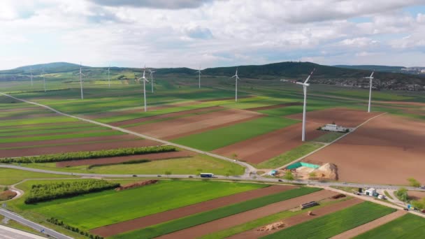 Vista aérea da fazenda de turbinas eólicas no campo. Áustria. Visão dos drones sobre a produção de energia — Vídeo de Stock