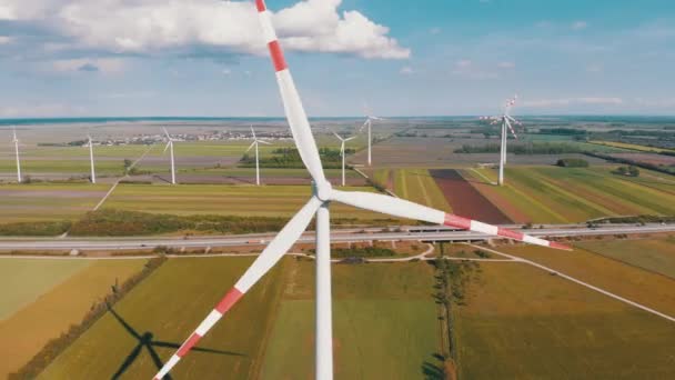 Luftaufnahme von Windkraftanlagen und landwirtschaftlichen Feldern. Österreich. — Stockvideo