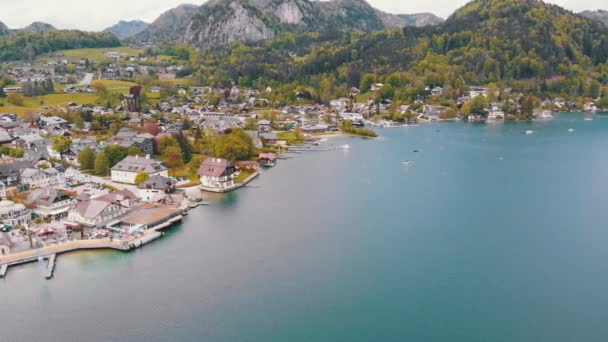 Εναέρια θέα της ορεινής λίμνης του Βόλφγκζεκ με τα σπίτια του θερέτρου στην Αυστρία, Άλπεις — Αρχείο Βίντεο