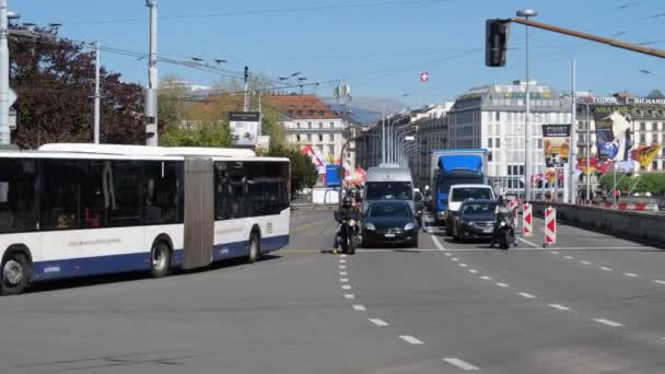 Міст Монблан з проходами автомобілів на міській дорозі. Центральний міст з прапорами країн. Швейцарія — стокове відео