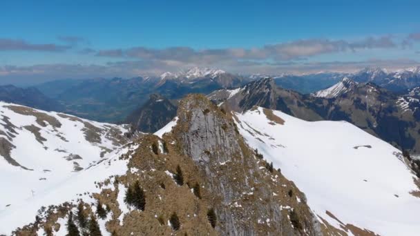 Vista aérea del Drone en los picos nevados de los Alpes Suizos. Suiza. Pico de montaña de Rochers-de-Naye . — Vídeo de stock
