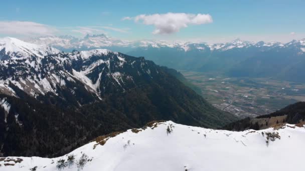 Aerial Drone syn på snöiga toppar i schweiziska Alperna. Schweiz. Rochers-de-Naye Mountain Peak. — Stockvideo