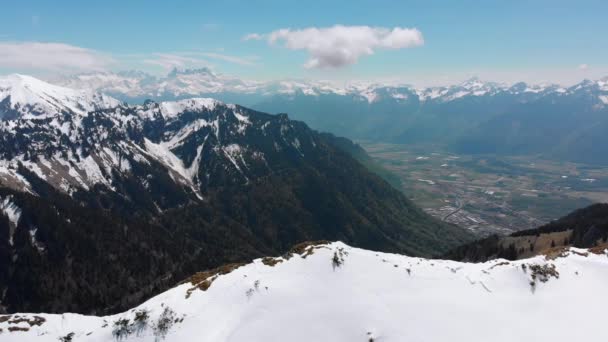 Vue aérienne sur les sommets enneigés des Alpes suisses. Suisse. Rochers-de-Naye pic de montagne . — Video