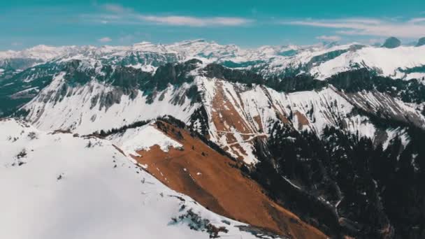 Drohnenaufnahme aus der Luft auf schneebedeckten Gipfeln der Schweizer Alpen. Schweiz. Rochers-de-naye. — Stockvideo