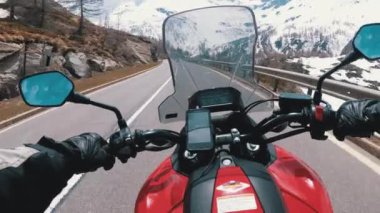 Bisikletçi İsviçre Alpleri yakınlarındaki güzel bir manzara Karlı Dağ Yolu üzerinde Rides. İsviçre.