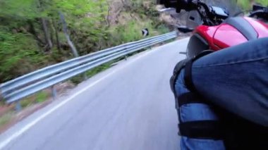 İtalya'da Scenic Mountain Curve Road boyunca Motosikletli Rides. Yan görünüm. Pov.