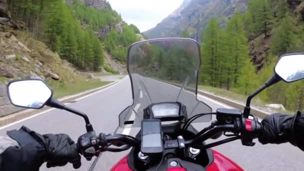 Motorbiciklista a motorkerékpár túrák egy gyönyörű táj Mountain Road közelében svájci Alpokban — Stock videók