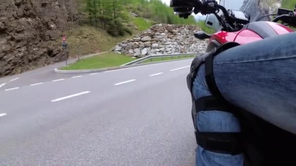 Motociclista Passeios ao longo da Scenic Mountain Curve Road. Vista lateral. VPO . — Vídeo de Stock