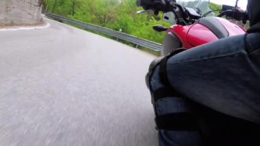 İtalya'da Scenic Mountain Curve Road boyunca Motosikletli Rides. Yan görünüm. Pov.