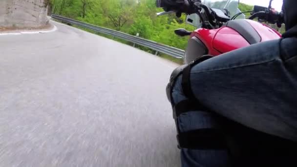 Motociclista Paseos a lo largo de la carretera Escenic Mountain Curve en Italia. Vista lateral. POV . — Vídeos de Stock
