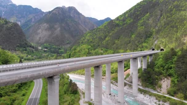 Vista aérea del viaducto de la autopista de hormigón sobre pilares de hormigón en las montañas — Vídeo de stock