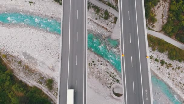 Widok z lotu ptaka wiaduktu z autostrady i tunelu Multilane. Ruch na mostku w górach — Wideo stockowe