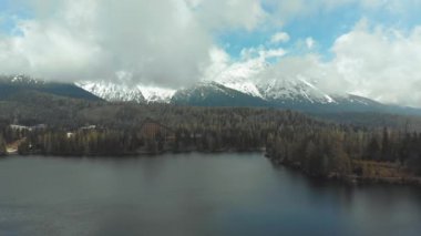 Bulutlar ve Karlı Dağlar 'daki Strbske Pleso' nun hava manzarası. Slovakya