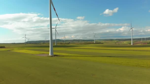 Widok z lotu ptaka na farmę turbin wiatrowych i pola rolne. Austria. — Wideo stockowe
