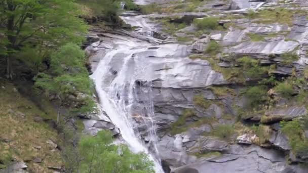 Дикий водопад в горах Италии. Чистый дикий водопад в каменном грунте — стоковое видео
