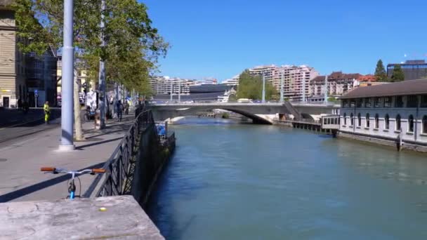 Genebra, Suíça. Centro da cidade com um rio fluindo no canal . — Vídeo de Stock