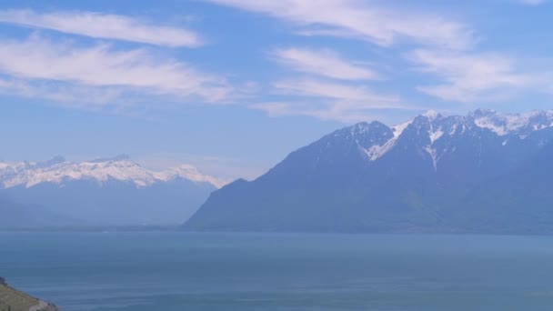 스위스 알프스 산맥의 눈 덮인 봉우리들의 아름다운 풍경 — 비디오