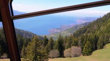 Swiss Village, Montreux City, Cenevre Gölü ve Alpler'deki Dağ Treni Penceresinden Manzara.