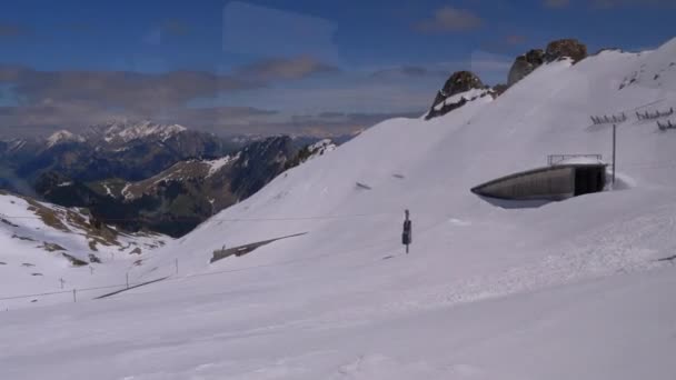 오르막을 운전 가파른 산에서 기차. 눈 덮인 산에서 톱니 바퀴 기차. 스위스, 알프스. — 비디오