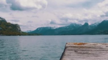 Bir Dağ Gölü ve Karlı Alpler arka plan üzerinde Ahşap İskele. Avusturya. Wolfgangsee Gölü