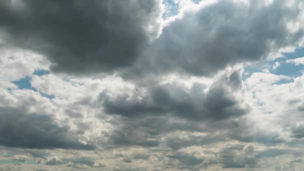 Dramatyczne chmury burza poruszać płynnie w błękitne niebo. Timelapse — Wideo stockowe
