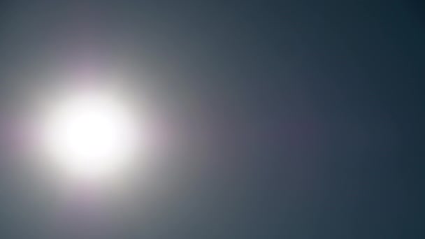 Solen i den blå himlen rör sig med fluffiga couds. Timelapse — Stockvideo