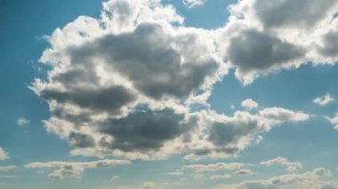 Bulutlar Mavi Gök 'te pürüzsüz hareket eder. Zaman Uygulaması
