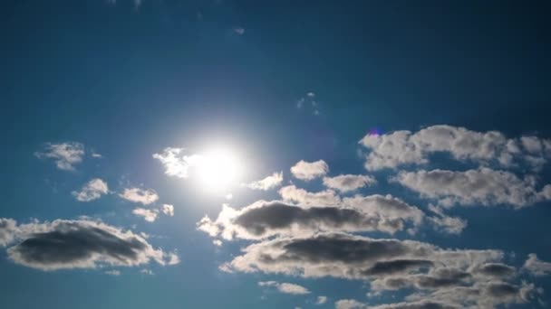 Bulutlar Parlak Güneş'in Arka Planında Mavi Gökyüzünde Sorunsuz Hareket Ediyor. — Stok video