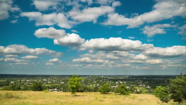 Champs paysagers et nuages mouvants dans le ciel bleu. Timelapse. Incroyable vallée rurale. Ukraine — Video