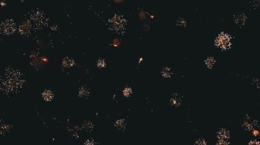 Gece Gökyüzünde Havai Fişekler Parlıyor. 180 fps yavaş hareket. Duman ile Gerçek Havai Fişek