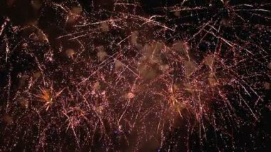Gece Gökyüzünde Havai Fişekler Parlıyor. 180 fps yavaş hareket. Duman ile Gerçek Havai Fişek