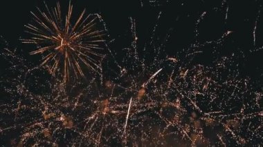 Gece Gökyüzünde Havai Fişekler Parlıyor. 180 fps yavaş hareket. Duman ile Gerçek Havai Fişek