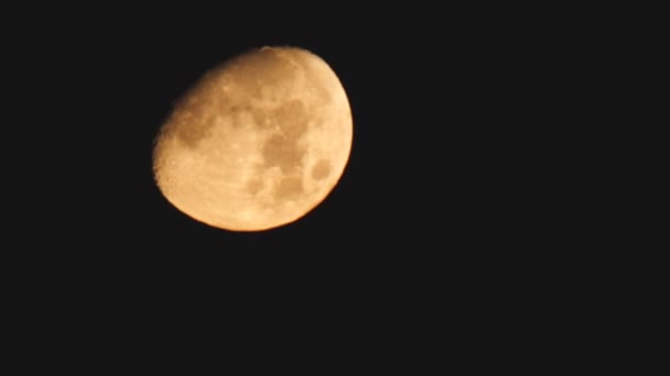 Der gelbe Mond wandert nachts am schwarzen Himmel. Zeitraffer. — Stockvideo