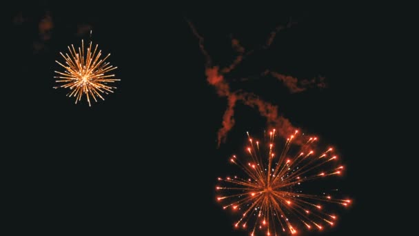 Fogos de artifício piscando no céu noturno. Movimento lento em 180 fps. fogos de artifício reais com fumaça — Vídeo de Stock